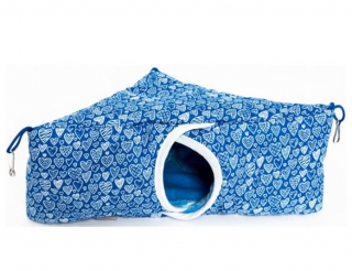 Domek rohový dr.savec závěsný, bílá srdíčka na modré, modrý flís 33x15x13cm